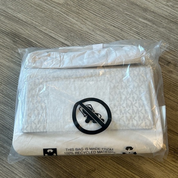 Bnwt MICHAEL KORS gorgeous designer Mimi medium logo messenger handbag. - Picture 2 of 10